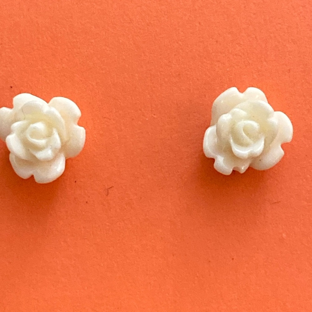 5/$10❤️❤️❤️NWOTs Ivory Toned Resin Rose Post Pierced Earrings